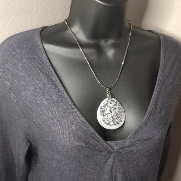 Decorative Large Shell Pendant Necklace With Flowers 21 1/4 Inches Long - Picture 4 of 12